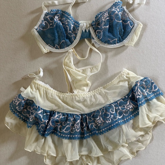 Elegant Blue and Cream Lace Bra Set - Picture 2 of 7